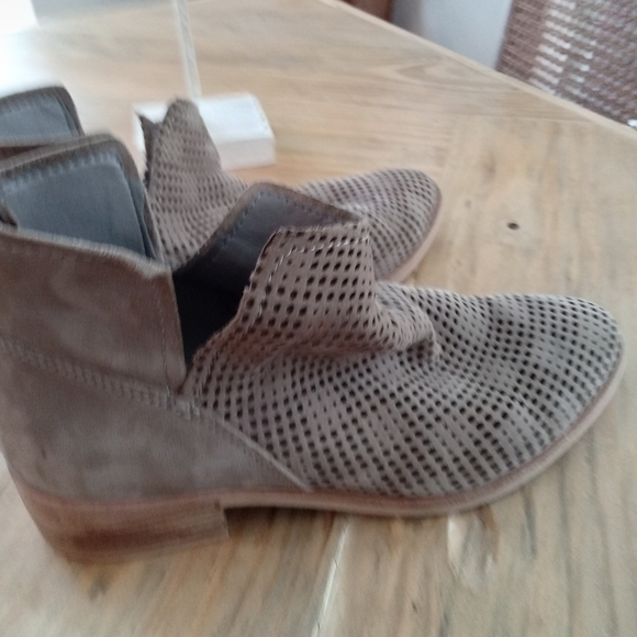 Dolce Vita Size 8 Perforated Tan Ankle Boots - Picture 2 of 6